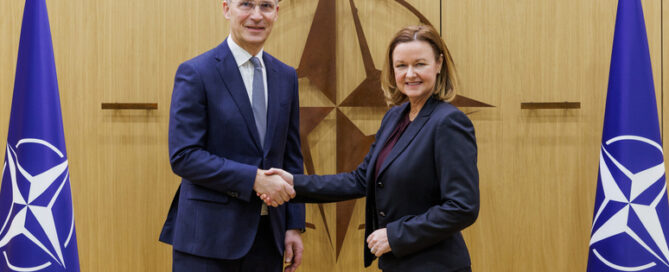 NATO fecha acordos para 1,2 mil milhões de dólares em contratos multinacionais de munições de artilharia